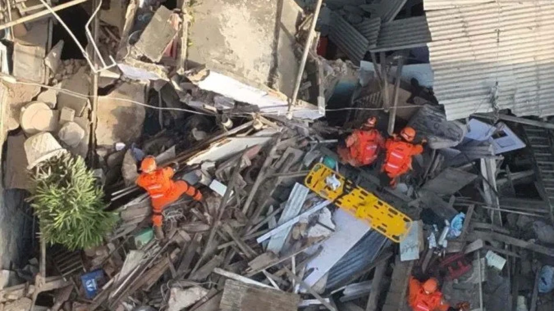 Bombeiros fazem buscas após desabamento de estrutura no Catete, no centro do Rio de Janeiro -  (crédito: Reprodução)
