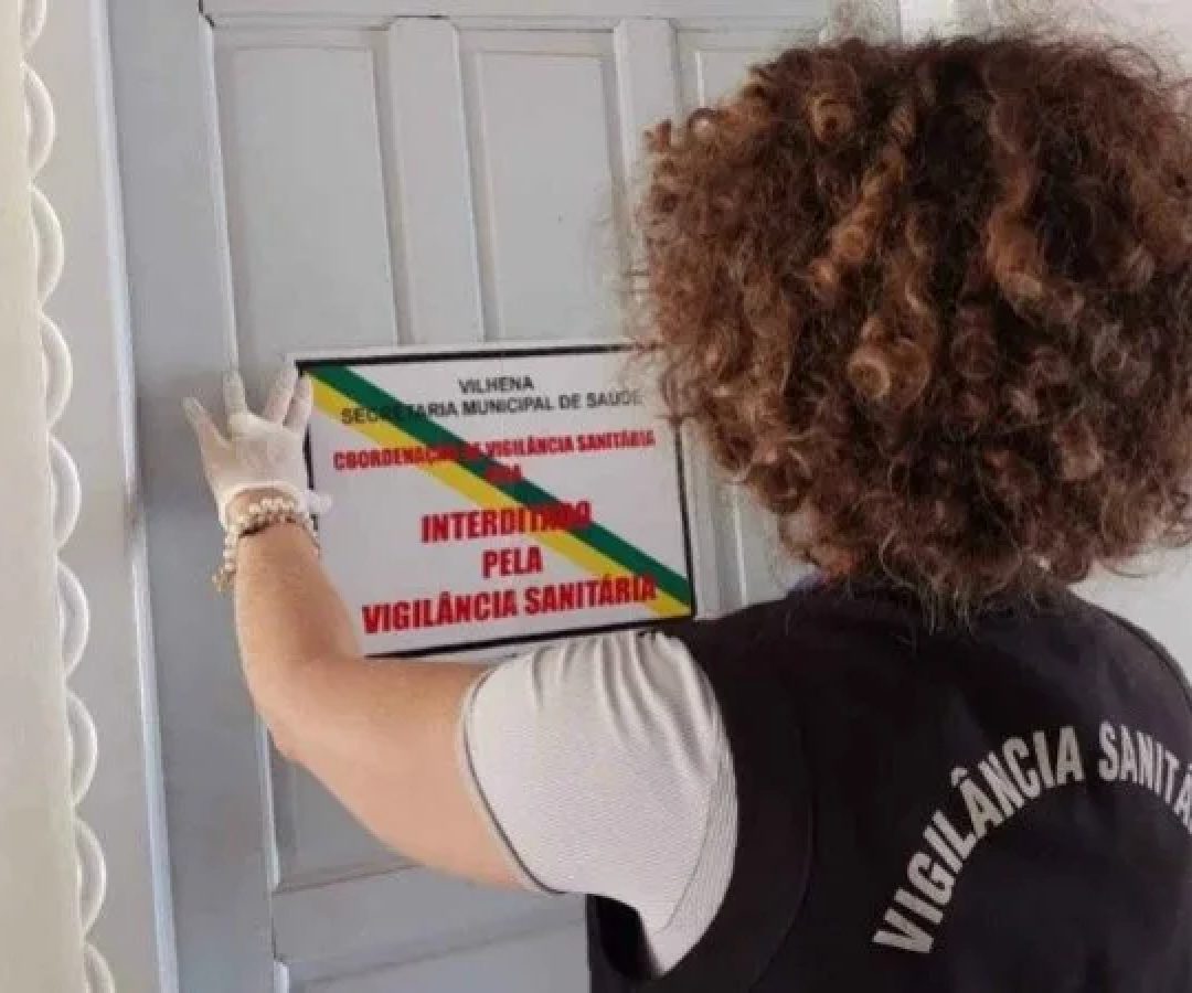 A Vigilância Sanitária interditou uma clínica veterinária em Vilhena (RO) após denúncia de tutora. O local apresentava condições insalubres e operava sem licença válida -  (crédito: Divulgação / Vigilância Sanitária)
