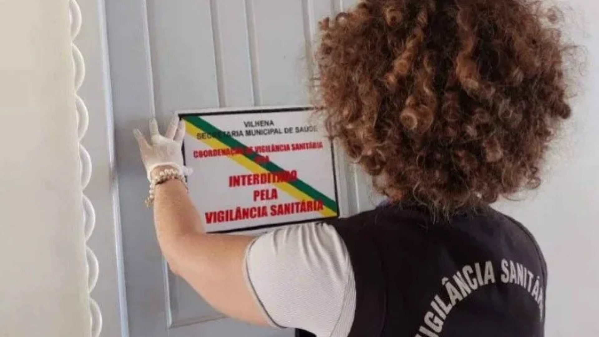 A Vigilância Sanitária interditou uma clínica veterinária em Vilhena (RO) após denúncia de tutora. O local apresentava condições insalubres e operava sem licença válida -  (crédito: Divulgação / Vigilância Sanitária)