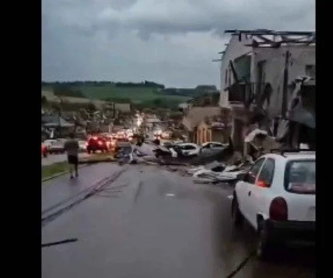 o governo do Estado informou que o tornado provocou destelhamentos, quedas de árvores, postes e estruturas, além de interrupções no fornecimento de energia e água. Diversas residências foram completamente destruídas -  (crédito: Reprodução/Redes Sociais )