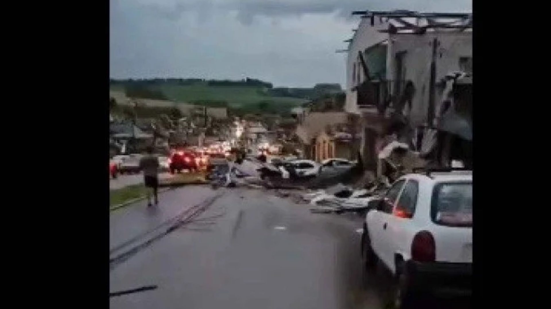 o governo do Estado informou que o tornado provocou destelhamentos, quedas de árvores, postes e estruturas, além de interrupções no fornecimento de energia e água. Diversas residências foram completamente destruídas -  (crédito: Reprodução/Redes Sociais )