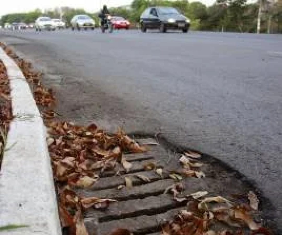 Nas capitais, houve baixo percentual de moradores em vias com bueiro ou boca de lobo nas favelas de Campo Grande, Teresina, São Luís e Brasília -  (crédito: Vinicius Cardoso Vieira/Esp. CB/D.A Press)