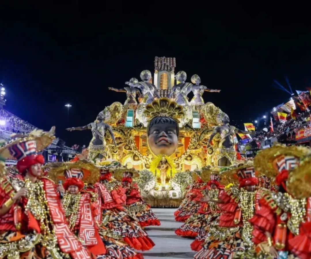 Segundo carro alegórico da escola apresentou um princípio de incêndio na área de dispersão -  (crédito: Reprodução/Instagram/@uniaodemaricaoficial)