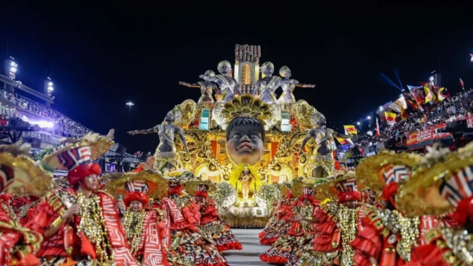 Segundo carro alegórico da escola apresentou um princípio de incêndio na área de dispersão -  (crédito: Reprodução/Instagram/@uniaodemaricaoficial)