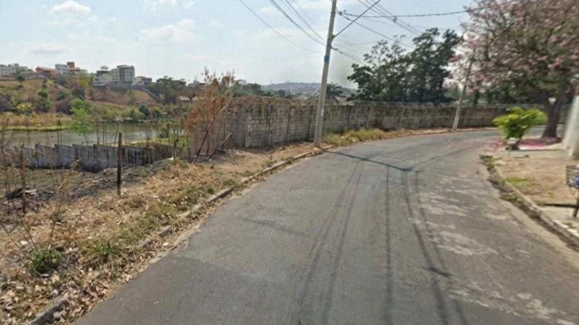 Bairro Sapucaias fica perto da represa de Vargem das Flores e faz limite com o Bairro beija-Flor onde h&aacute; disputas de gangues -  (crédito: Reprodu&ccedil;&atilde;o/Google StreetView)