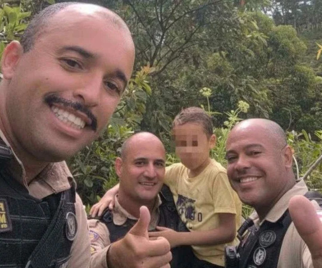 Policiais Militares da Zona da Mata mineira localizaram um menino autista, nível 3 de suporte, que estava desaparecido em uma área de vegetação. Ao adentrarem 1km mata a dentro, os agentes ouviram a criança cantar
