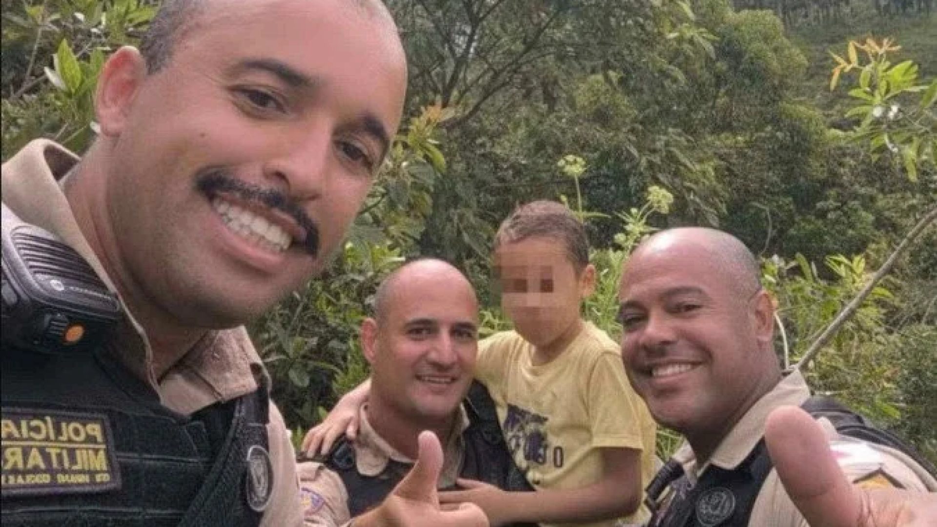 Policiais Militares da Zona da Mata mineira localizaram um menino autista, nível 3 de suporte, que estava desaparecido em uma área de vegetação. Ao adentrarem 1km mata a dentro, os agentes ouviram a criança cantar