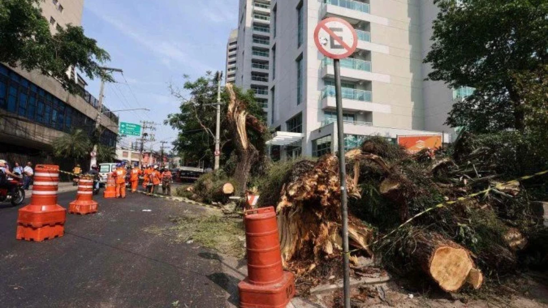 Passagem de um tornado pelo Paraná em novembro deixou seis mortos e mais de 1.000 pessoas desalojadas  -  (crédito: Corpo de Bombeiros)