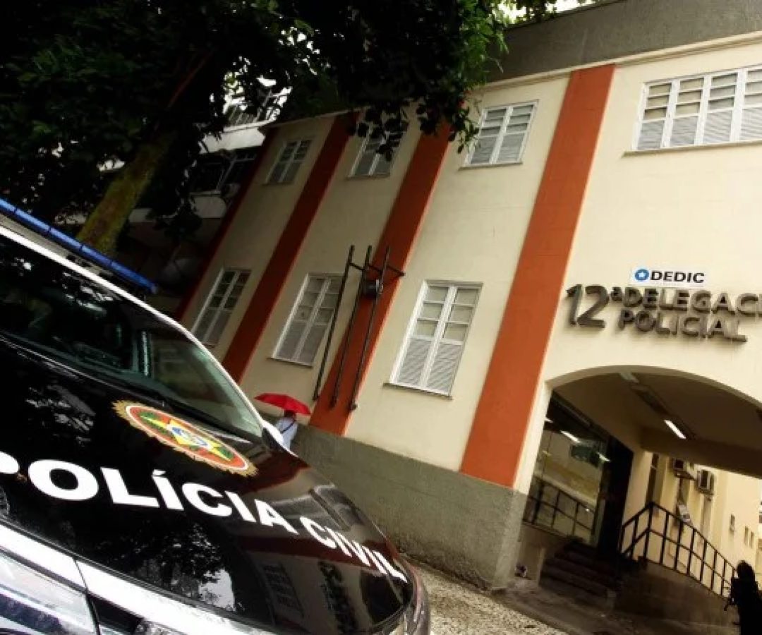 Polícia Civil informou que o adolescente envolvido teve a conduta encaminhada à Vara da Infância e Juventude, enquanto os investigados maiores de idade seguem foragidos -  (crédito: Divulgação / Polícia Civil do RJ )