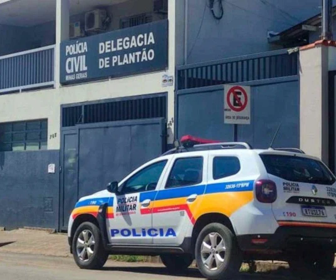 Homem bêbado bate carro, agride mulheres e mostra pênis às vítimas -  (crédito: DivulgaÃ§Ã£o/PMMG)