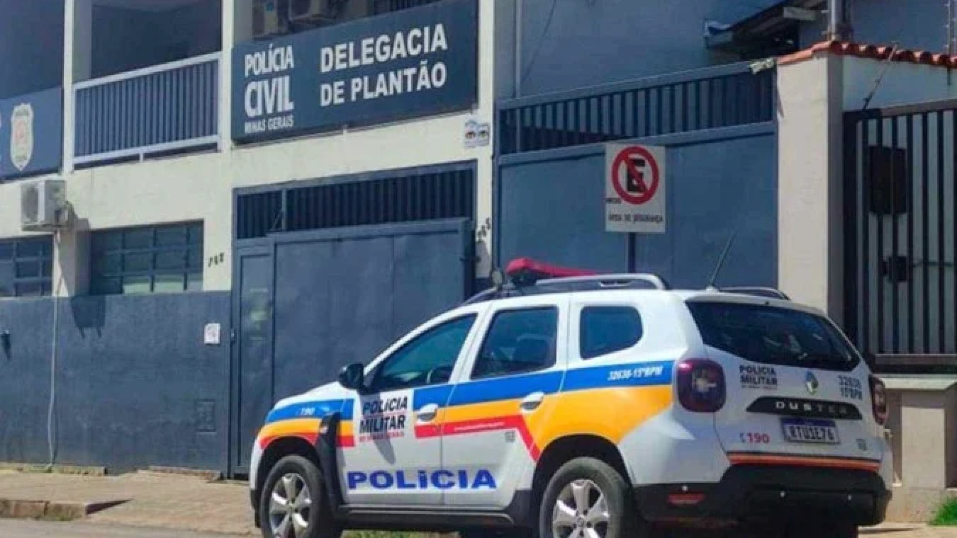 Homem bêbado bate carro, agride mulheres e mostra pênis às vítimas -  (crédito: DivulgaÃ§Ã£o/PMMG)