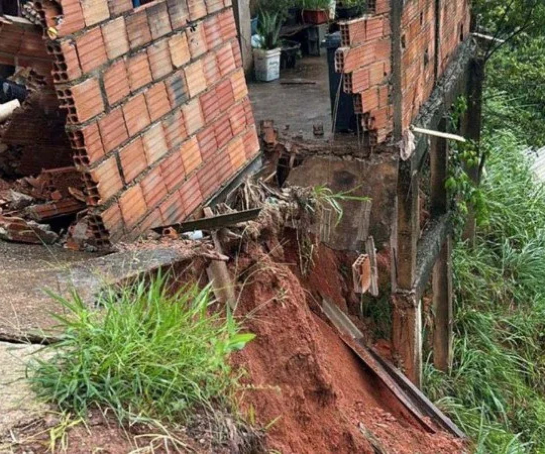 Muro de uma casa, na Rua Zilda Caldeira de Oliveira, no Bairro Morro do São Francisco, em Sabará (MG), desabou -  (crédito: Defesa Civil de Sabará)