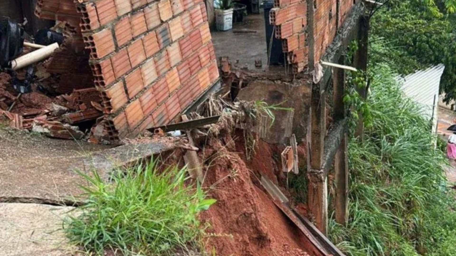 Muro de uma casa, na Rua Zilda Caldeira de Oliveira, no Bairro Morro do São Francisco, em Sabará (MG), desabou -  (crédito: Defesa Civil de Sabará)