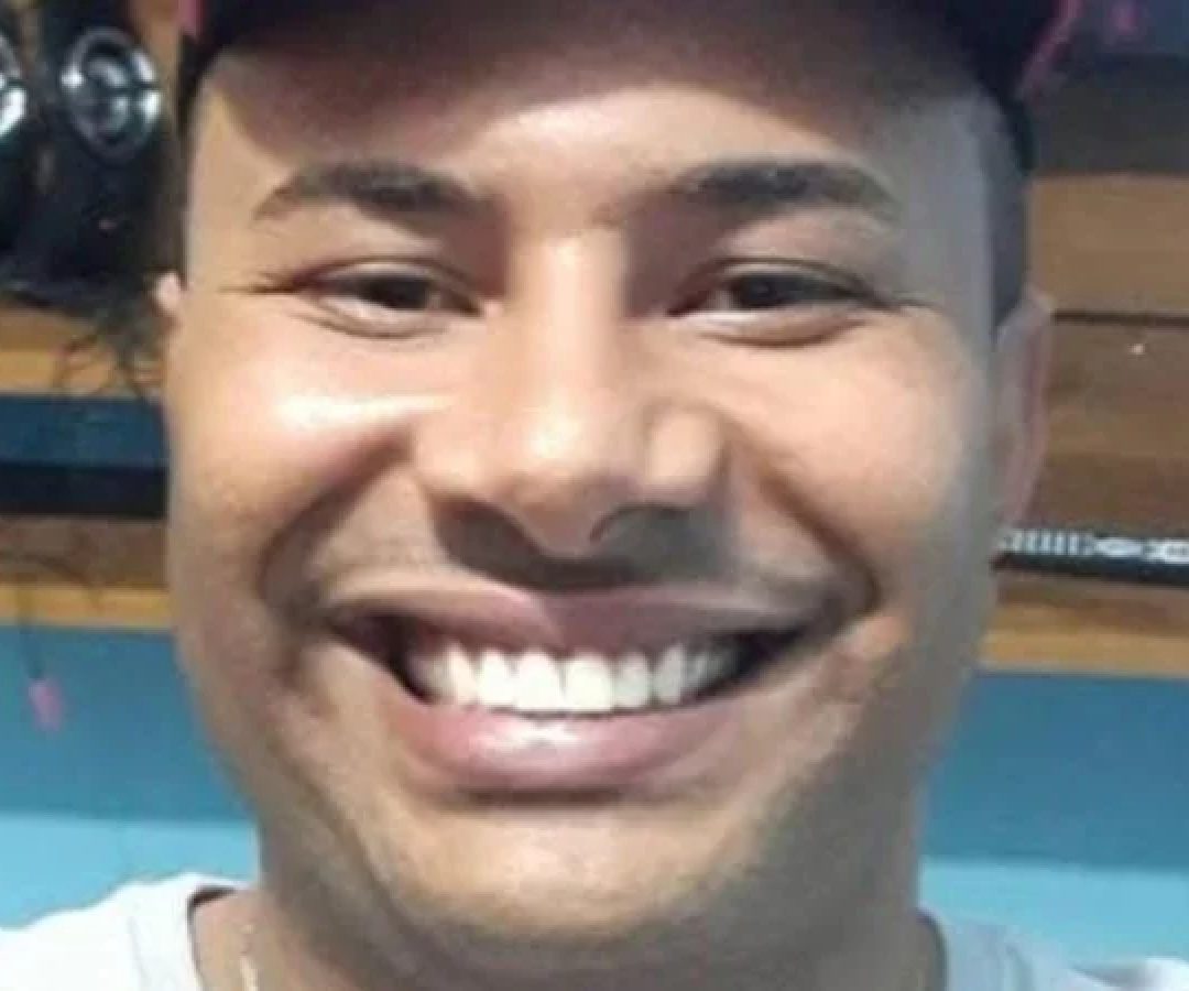 Professor Diego Jean Pierre, de 36 anos, foi assassinado a facadas dentro de sua pr&oacute;pria casa, no Bairro Ara&uacute;jo, em Bras&iacute;lia de Minas -  (crédito: &Aacute;lbum de fam&iacute;lia/Reprodu&ccedil;&atilde;o)