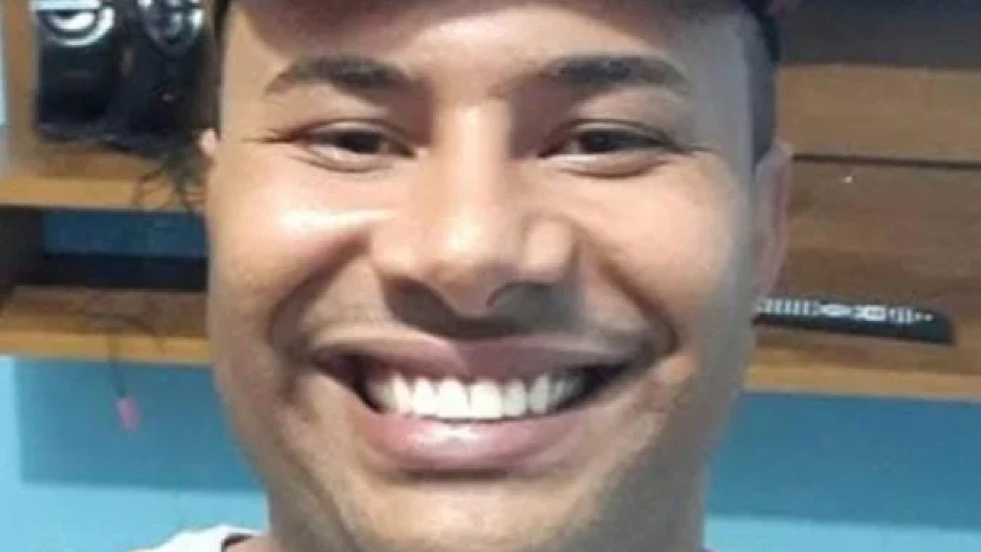 Professor Diego Jean Pierre, de 36 anos, foi assassinado a facadas dentro de sua pr&oacute;pria casa, no Bairro Ara&uacute;jo, em Bras&iacute;lia de Minas -  (crédito: &Aacute;lbum de fam&iacute;lia/Reprodu&ccedil;&atilde;o)