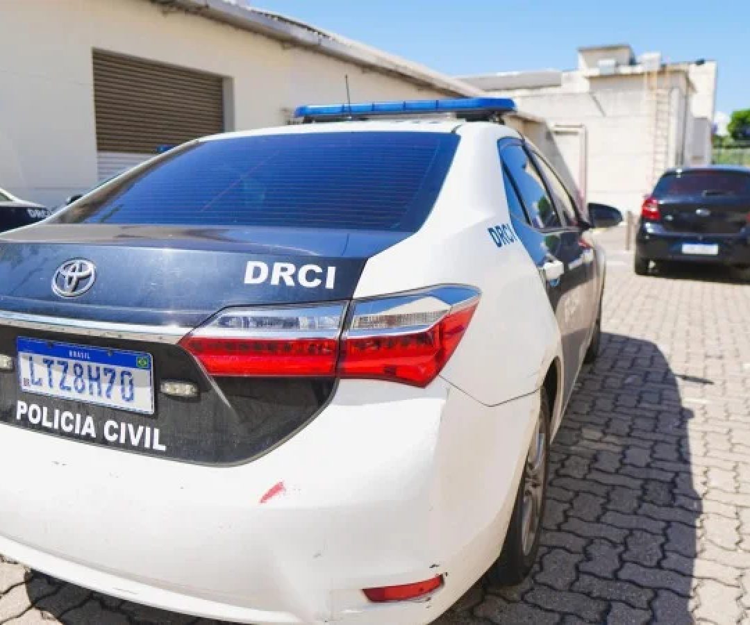 Além de dois presos, a operação apreendeu, uma pistola, dois simulacros, R$ 8 mil e mais de 20 maquininhas de cartão -  (crédito: Reprodução / PCRJ)