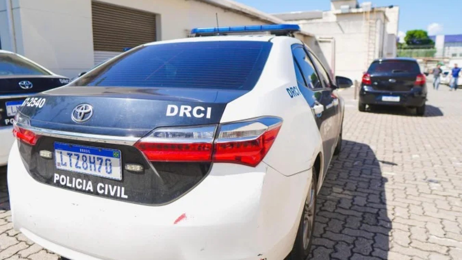Além de dois presos, a operação apreendeu, uma pistola, dois simulacros, R$ 8 mil e mais de 20 maquininhas de cartão -  (crédito: Reprodução / PCRJ)