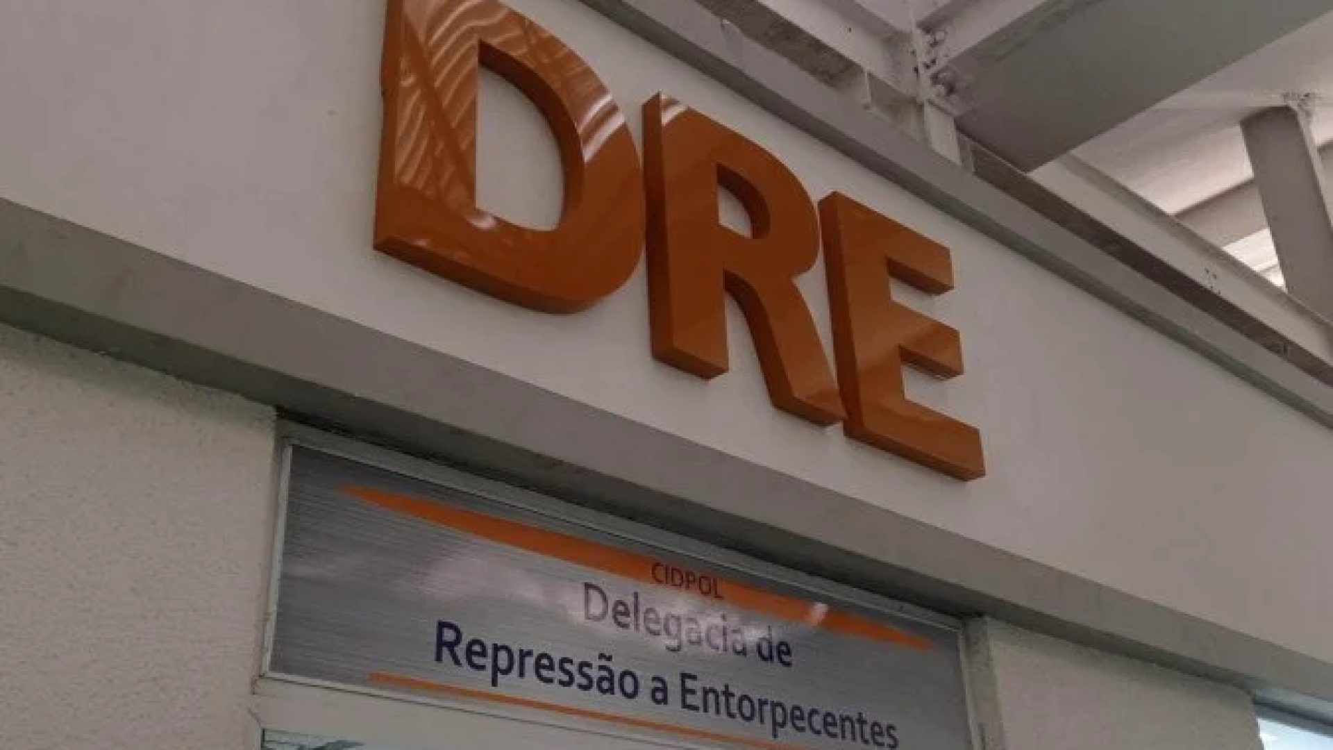 As investigações revelaram um sistema estruturado de recebimento, pulverização e reinserção de valores ilícitos no circuito econômico formal -  (crédito: Divulgação/PCERJ)
