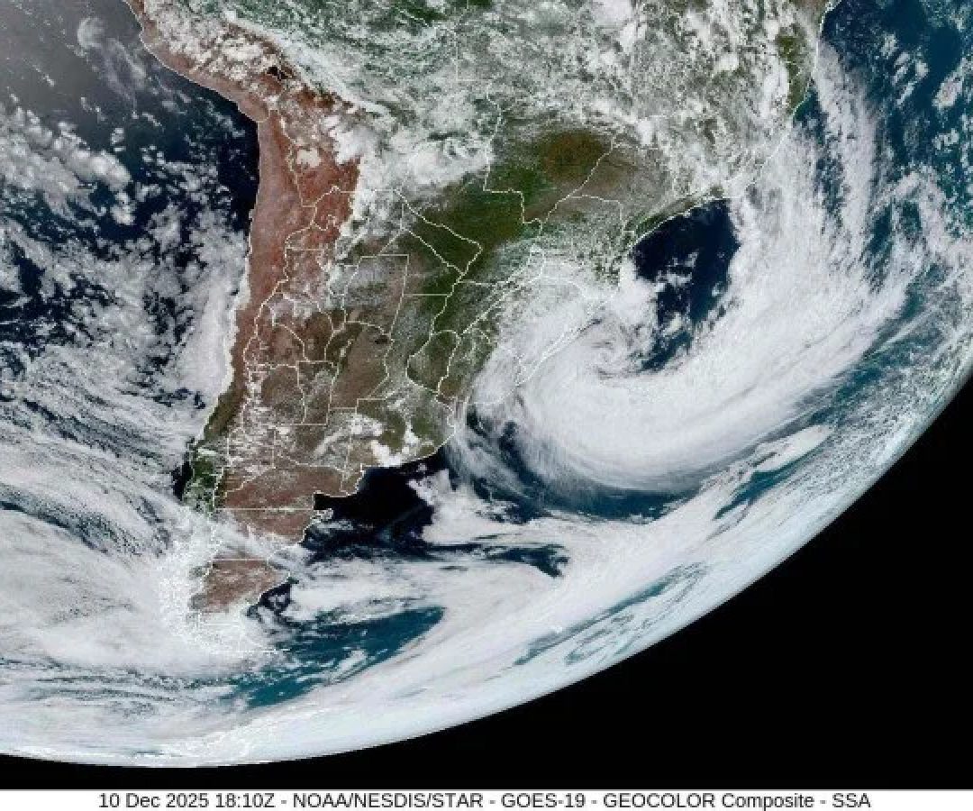 As imagens de satélite que mostram o ciclone com ventos de até 120 km/h visto do espaço -  (crédito: NOAA/Nasa)
