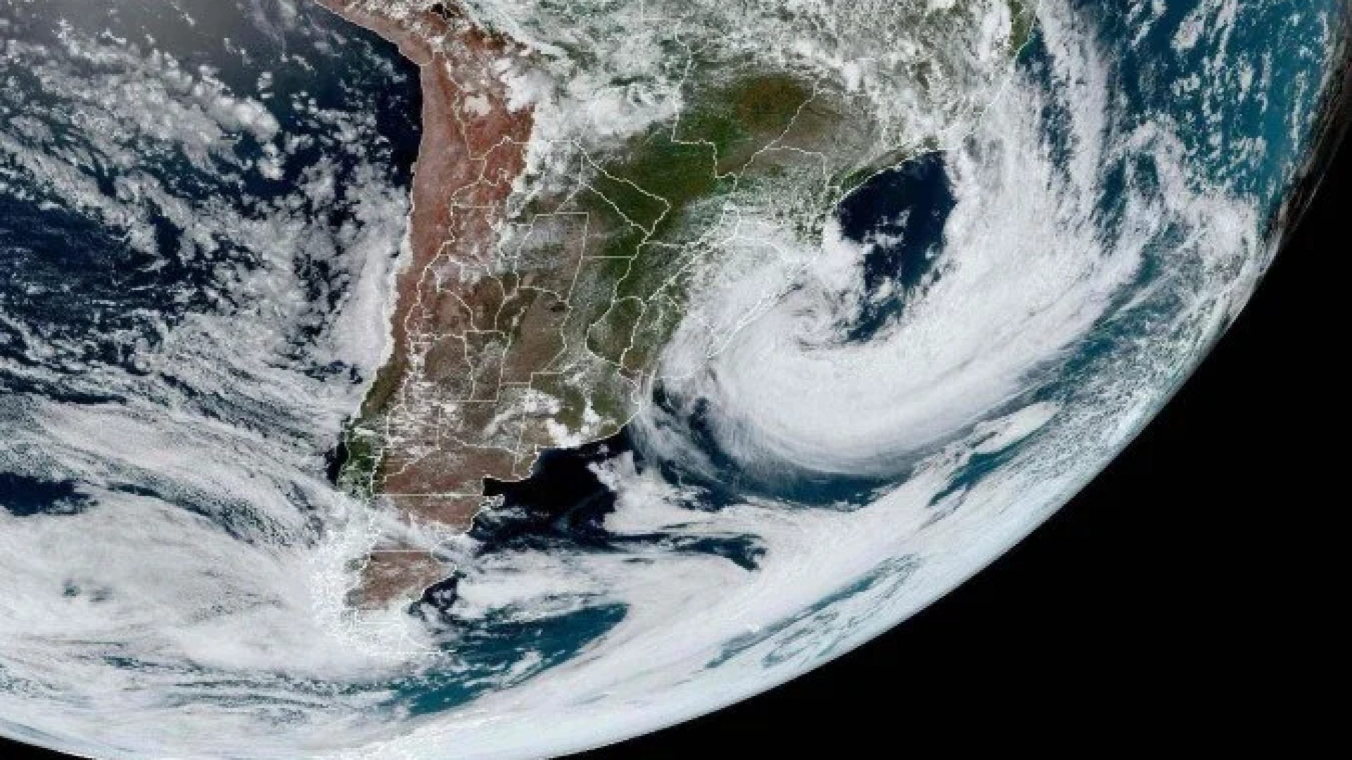As imagens de satélite que mostram o ciclone com ventos de até 120 km/h visto do espaço -  (crédito: NOAA/Nasa)