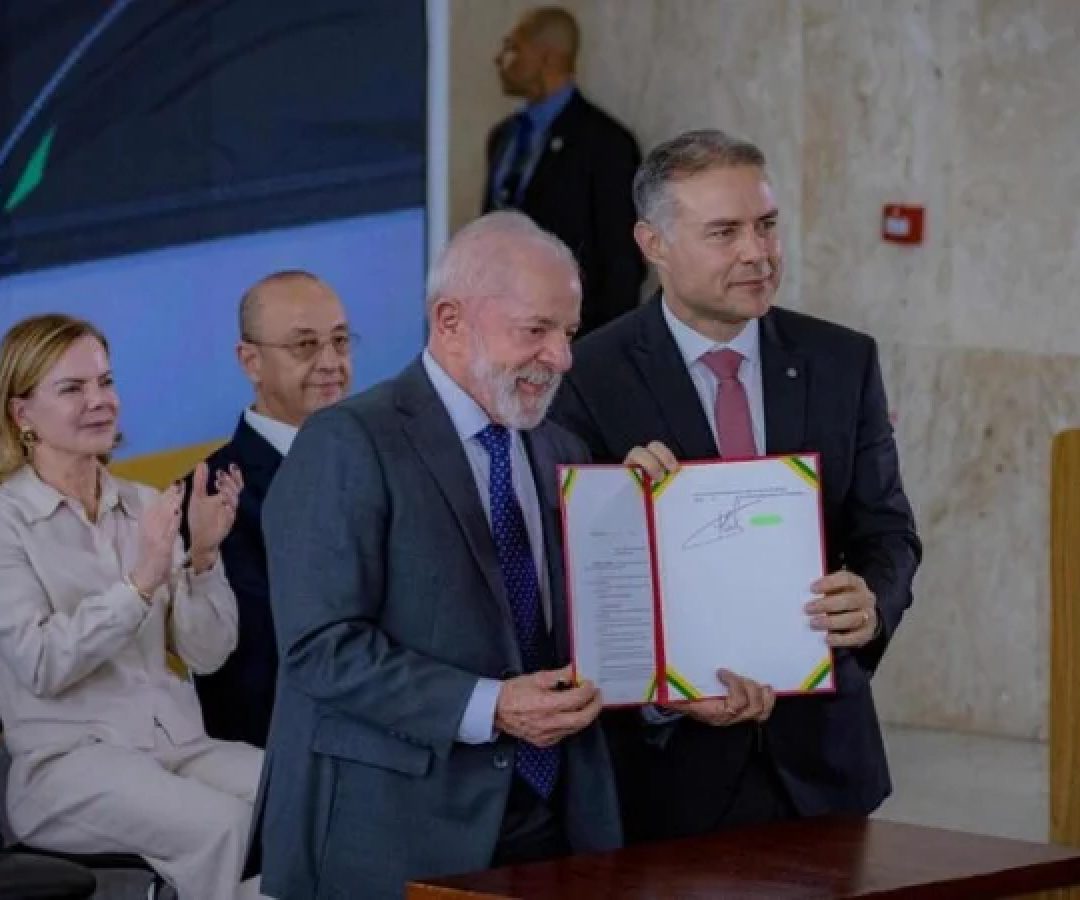 Lula e Renan Filho, ministro dos Transportes, assinam medida provis&oacute;ria que prev&ecirc; novas regras &agrave; obten&ccedil;&atilde;o e &agrave; renova&ccedil;&atilde;o da CNH -  (crédito: M&aacute;rcio Silveira/Minist&eacute;rio dos Transportes)