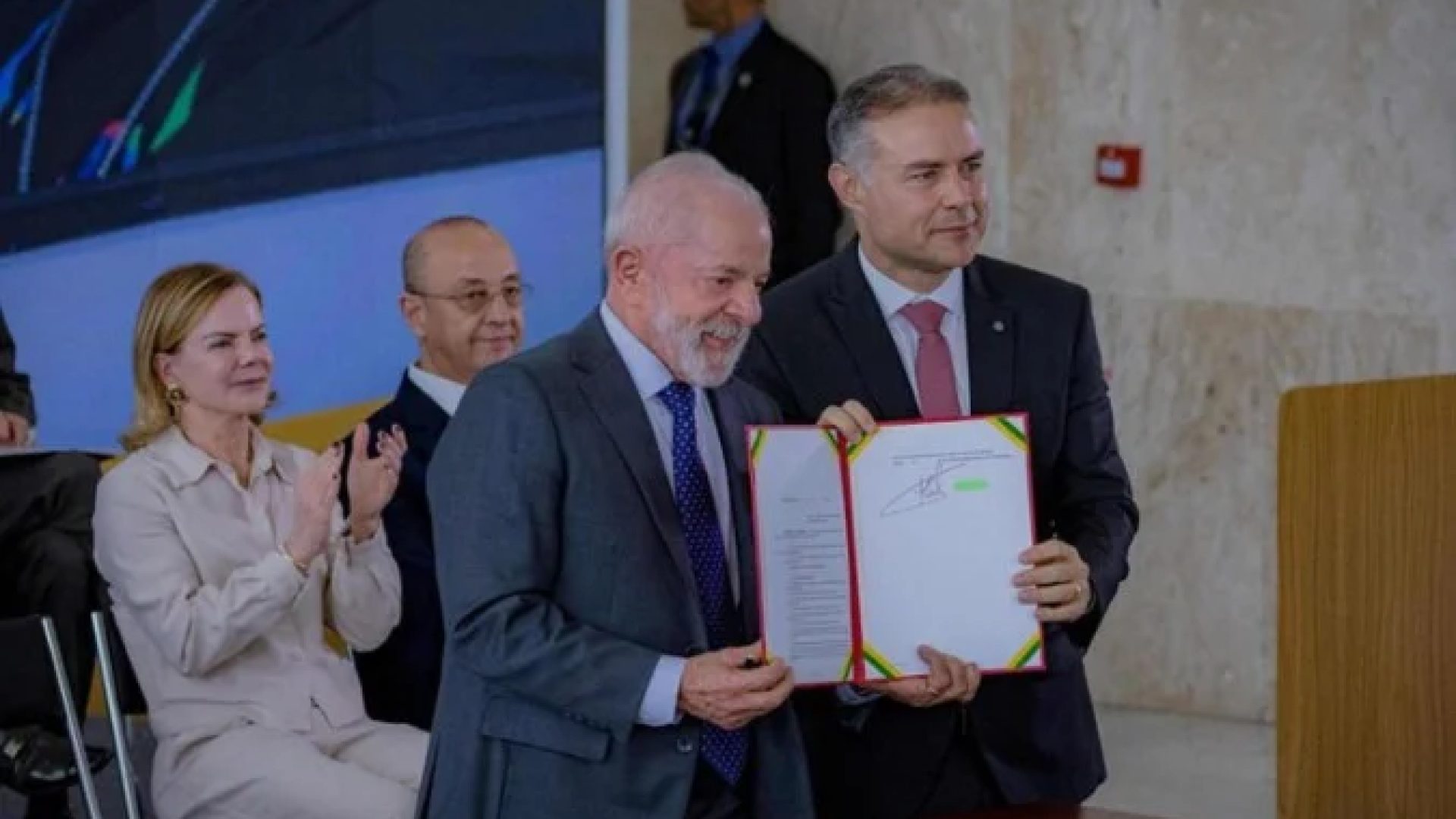 Lula e Renan Filho, ministro dos Transportes, assinam medida provis&oacute;ria que prev&ecirc; novas regras &agrave; obten&ccedil;&atilde;o e &agrave; renova&ccedil;&atilde;o da CNH -  (crédito: M&aacute;rcio Silveira/Minist&eacute;rio dos Transportes)