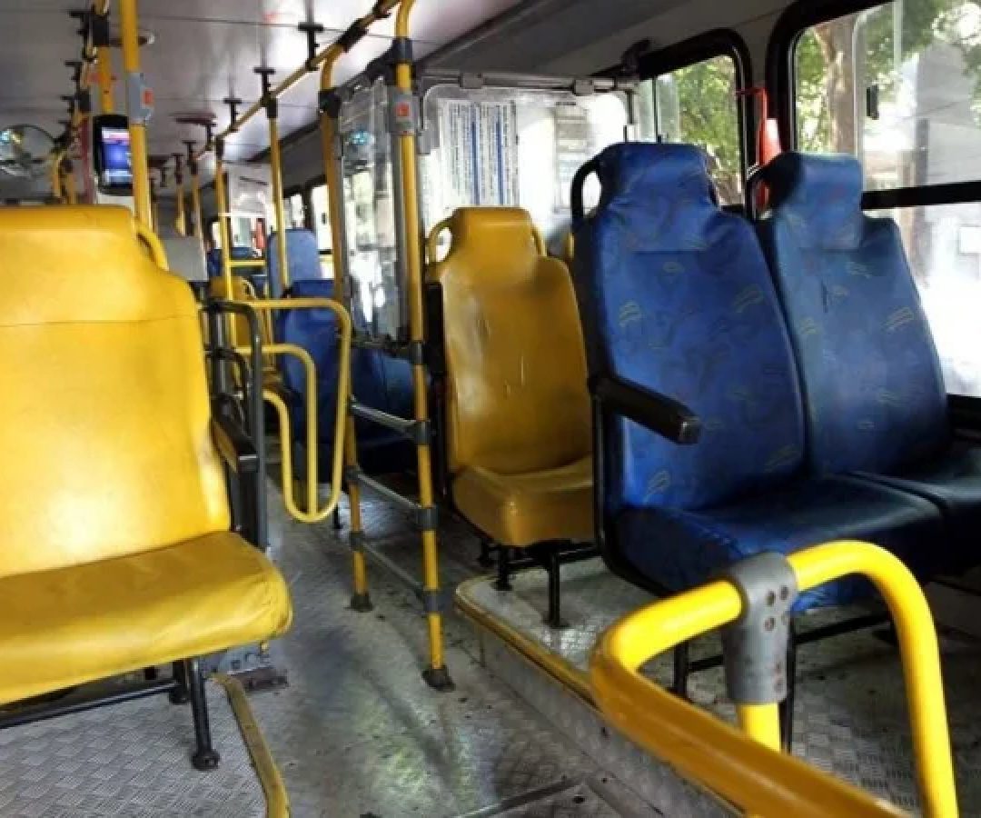 Briga teria come&ccedil;ado por causa de um assento preferencial do &ocirc;nibus da linha 30 (Esta&ccedil;&atilde;o Diamante/Centro) -  (crédito:  Jair Amaral/EM/D.A Press)