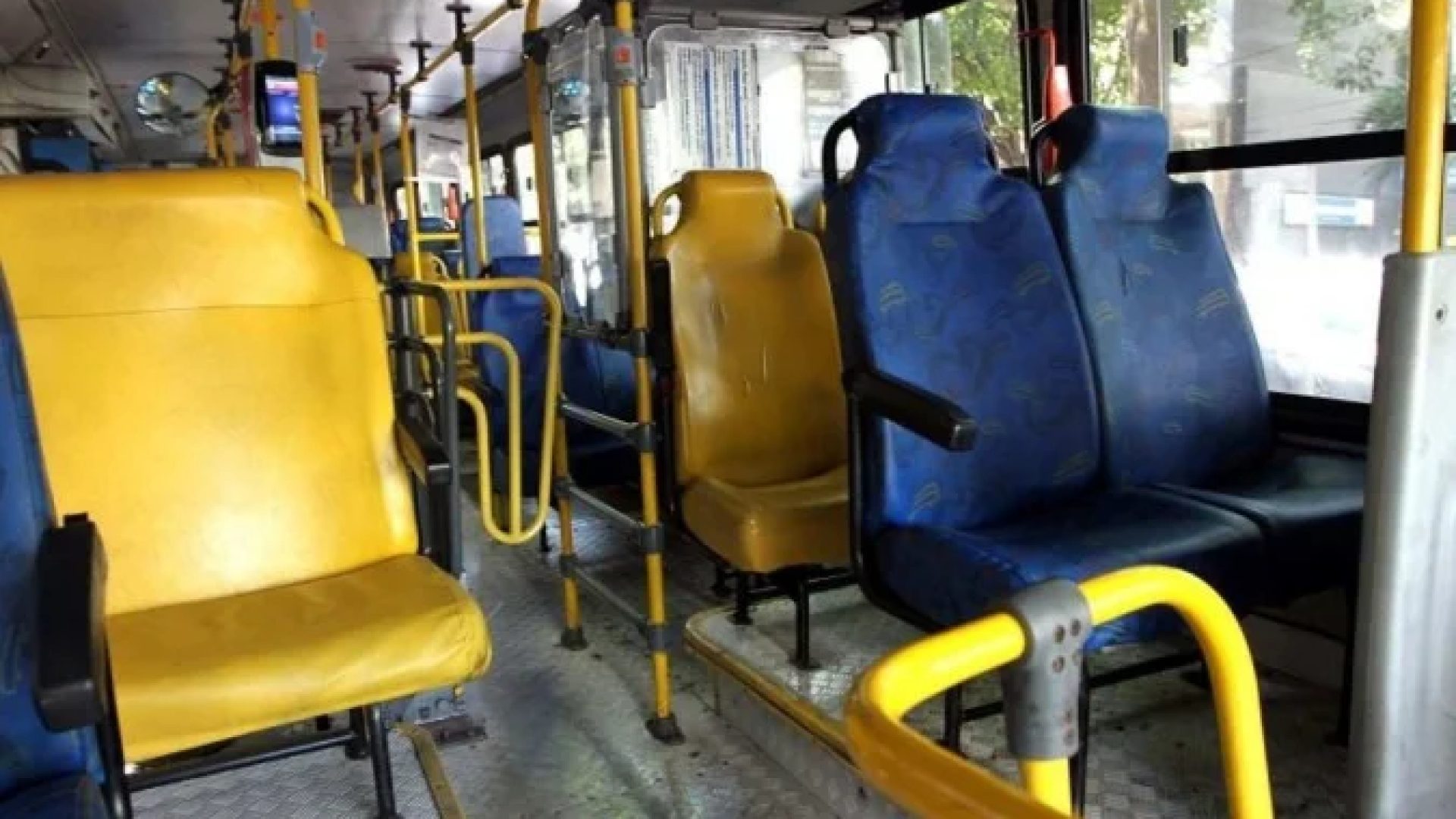 Briga teria come&ccedil;ado por causa de um assento preferencial do &ocirc;nibus da linha 30 (Esta&ccedil;&atilde;o Diamante/Centro) -  (crédito:  Jair Amaral/EM/D.A Press)