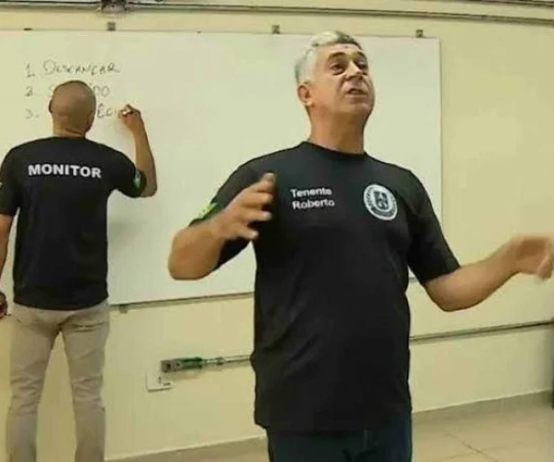 Monitores em uma escola cívico-militar de São Paulo escreveram palavras com erros de grafia na lousa durante o primeiro dia de aula -  (crédito: Reprodução/TV Vanguarda)