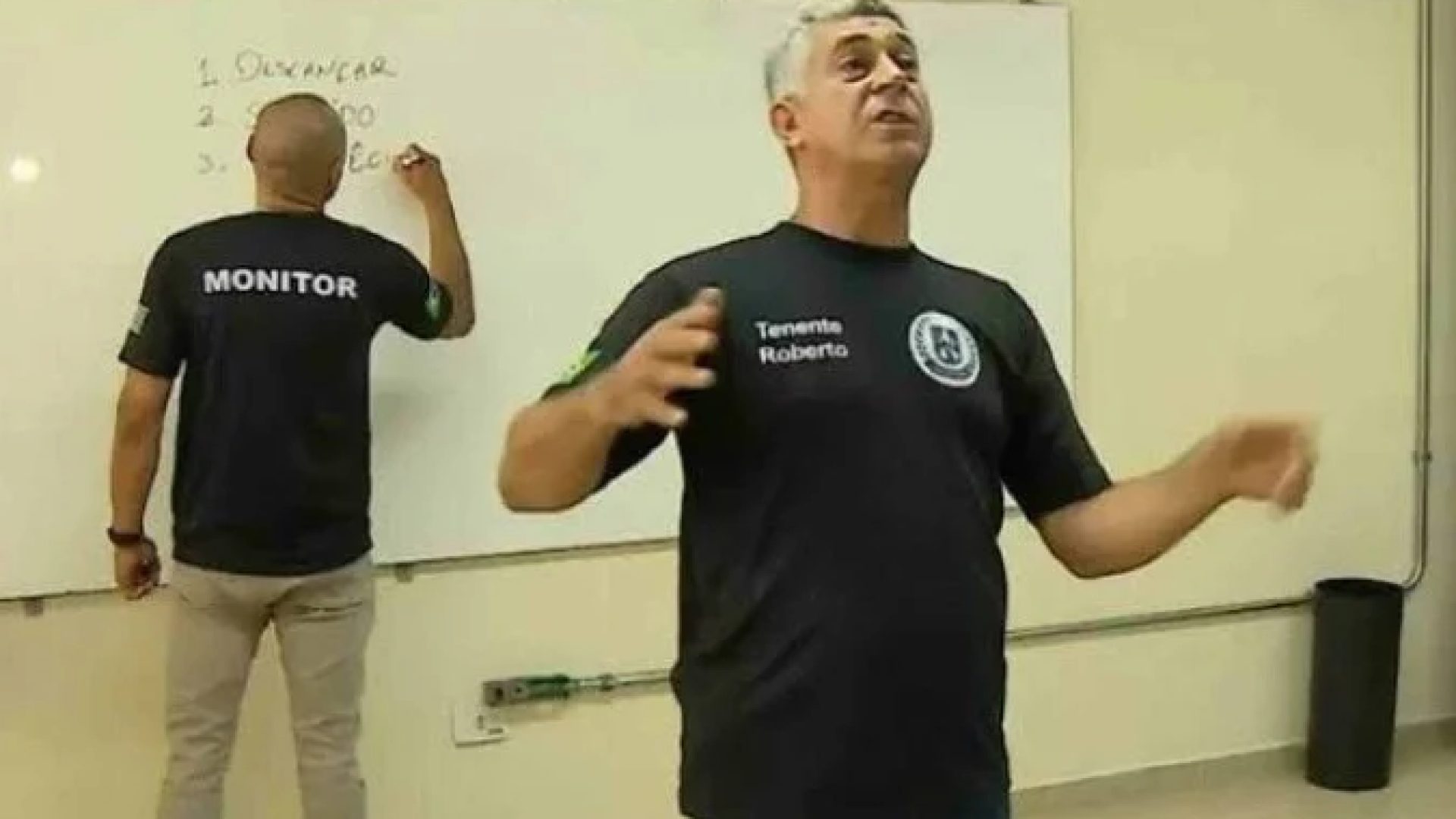 Monitores em uma escola cívico-militar de São Paulo escreveram palavras com erros de grafia na lousa durante o primeiro dia de aula -  (crédito: Reprodução/TV Vanguarda)
