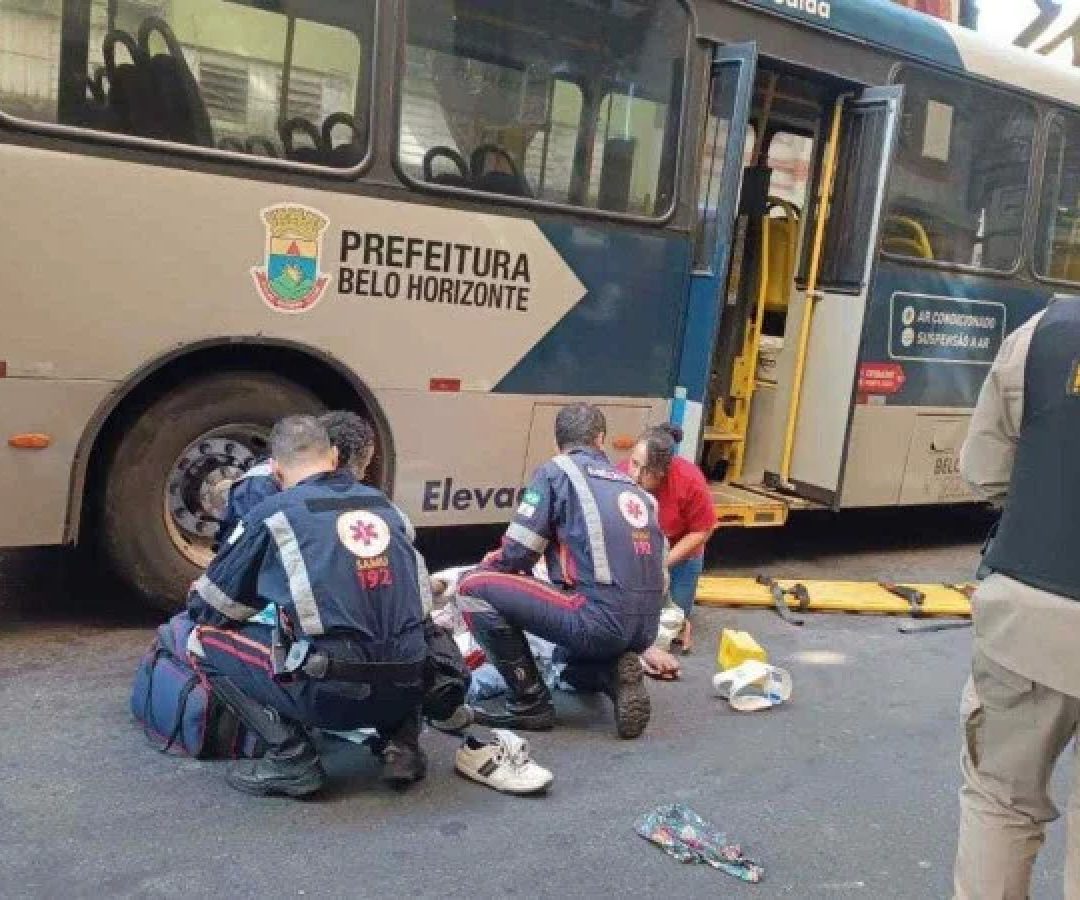 Idoso fica ferido após queda ao descer de ônibus no Centro de BH -  (crédito: Larissa Leone/EM)