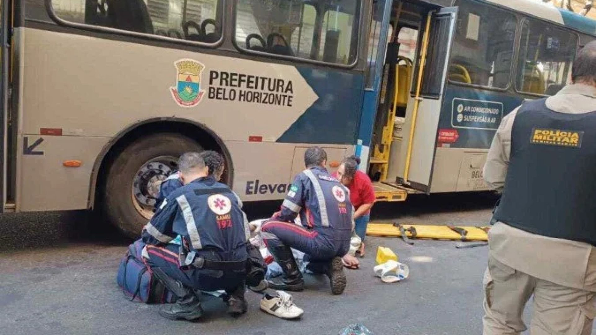 Idoso fica ferido após queda ao descer de ônibus no Centro de BH -  (crédito: Larissa Leone/EM)
