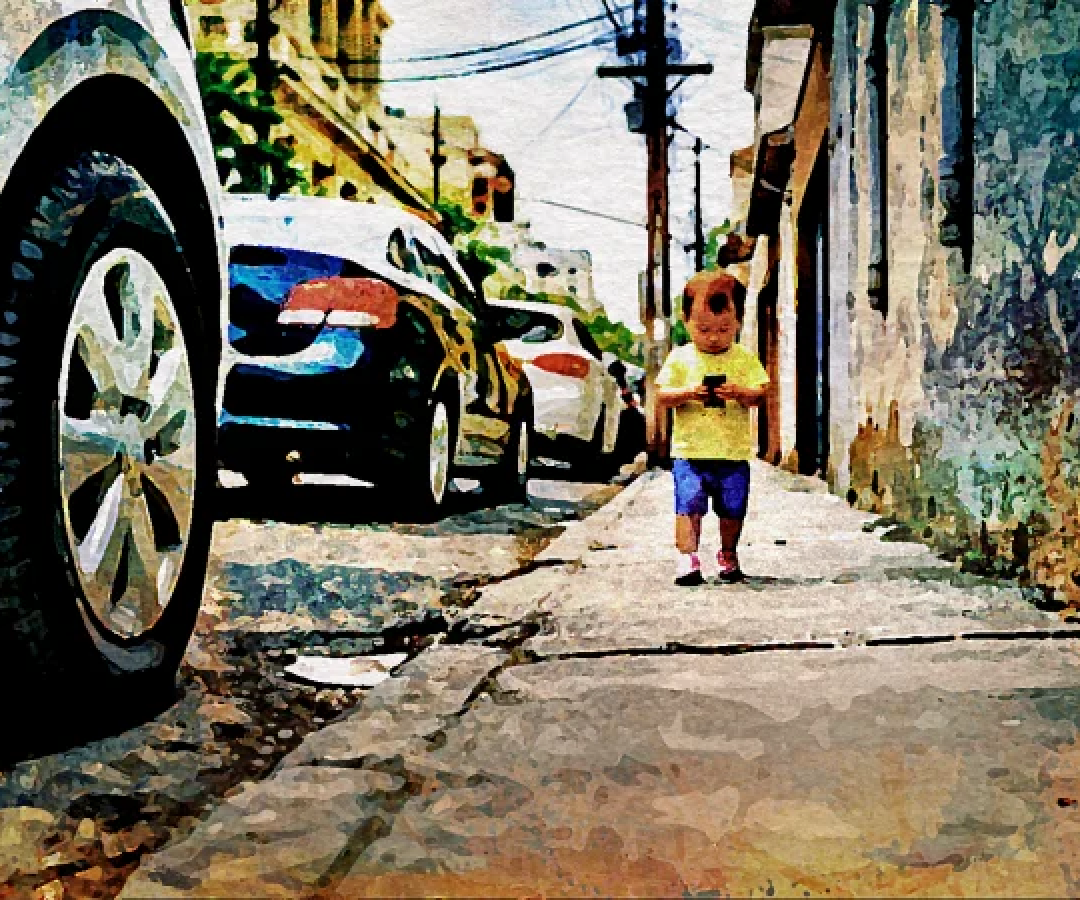 Criança caminha sozinha por calçada estreita, entre carros e muros: cenário urbano que restringe o brincar e evidencia o afastamento da infância do espaço público -  (crédito: Correio Braziliense)