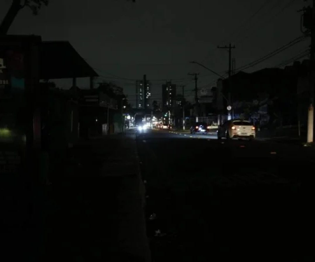 Parte de São Paulo, de São Bernardo do Campo e de Diadema continuam às escuras desde sexta-feira -  (crédito: Paulo Pinto/Agência Brasil)