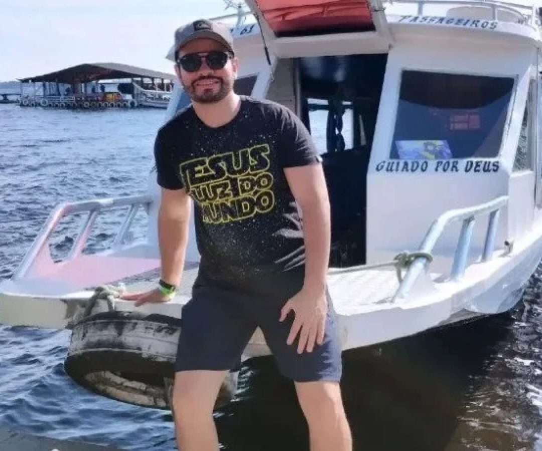 Fernando Grandêz, uma das vítimas do acidente em Manaus, em frente a uma lancha que iria para o encontro das águas, local onde o acidente aconteceu -  (crédito: Reprodução/Redes Sociais)