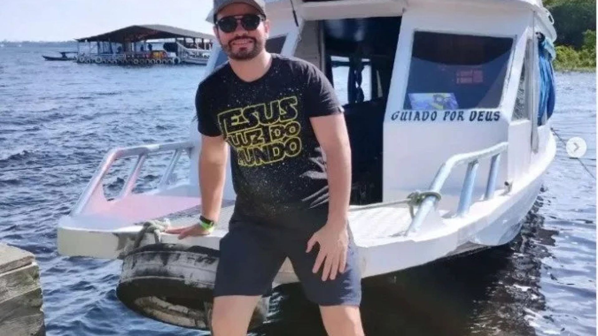 Fernando Grandêz, uma das vítimas do acidente em Manaus, em frente a uma lancha que iria para o encontro das águas, local onde o acidente aconteceu -  (crédito: Reprodução/Redes Sociais)