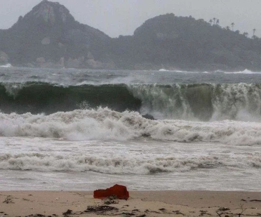 A Marinha do Brasil emitiu aviso de ressaca, alertando para ondas de até 3,5 metros na orla carioca -  (crédito: Fernando Frazão/Agência Brasil)
