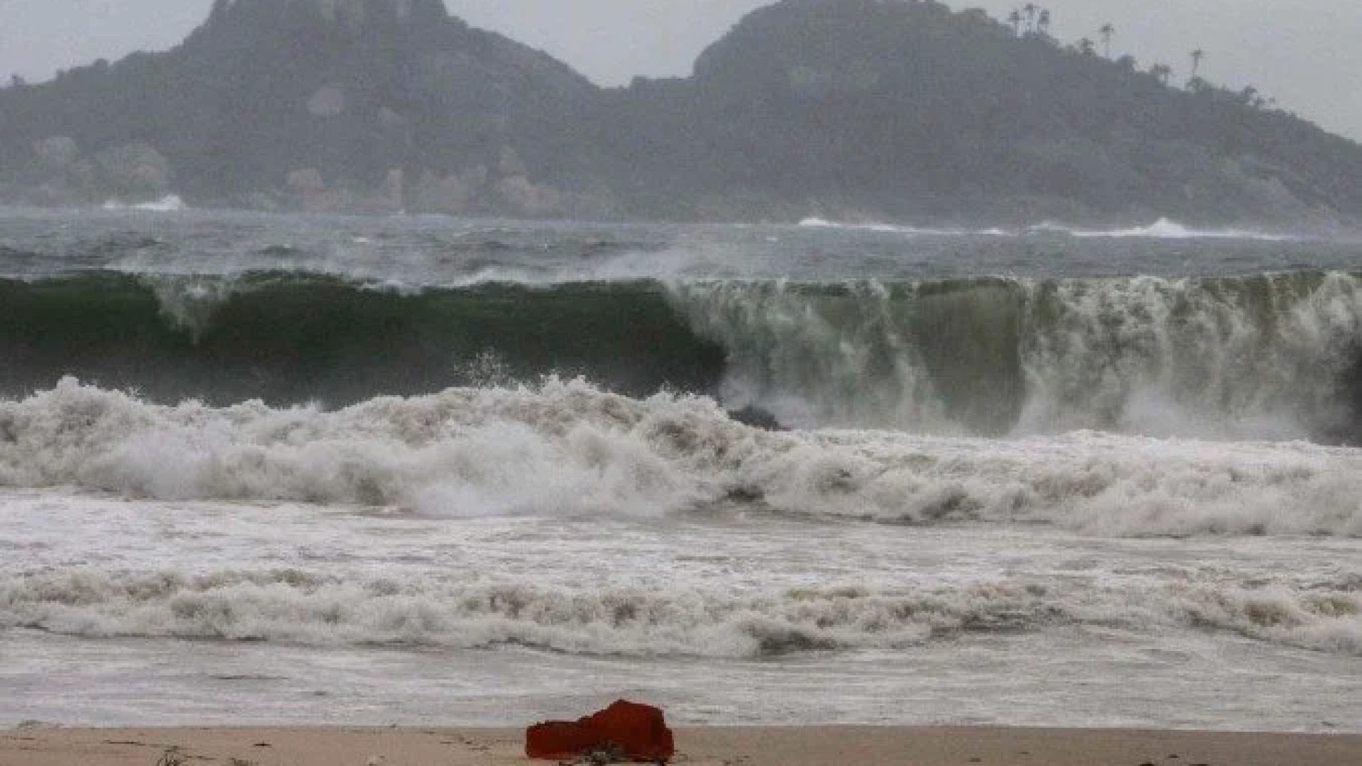 A Marinha do Brasil emitiu aviso de ressaca, alertando para ondas de até 3,5 metros na orla carioca -  (crédito: Fernando Frazão/Agência Brasil)