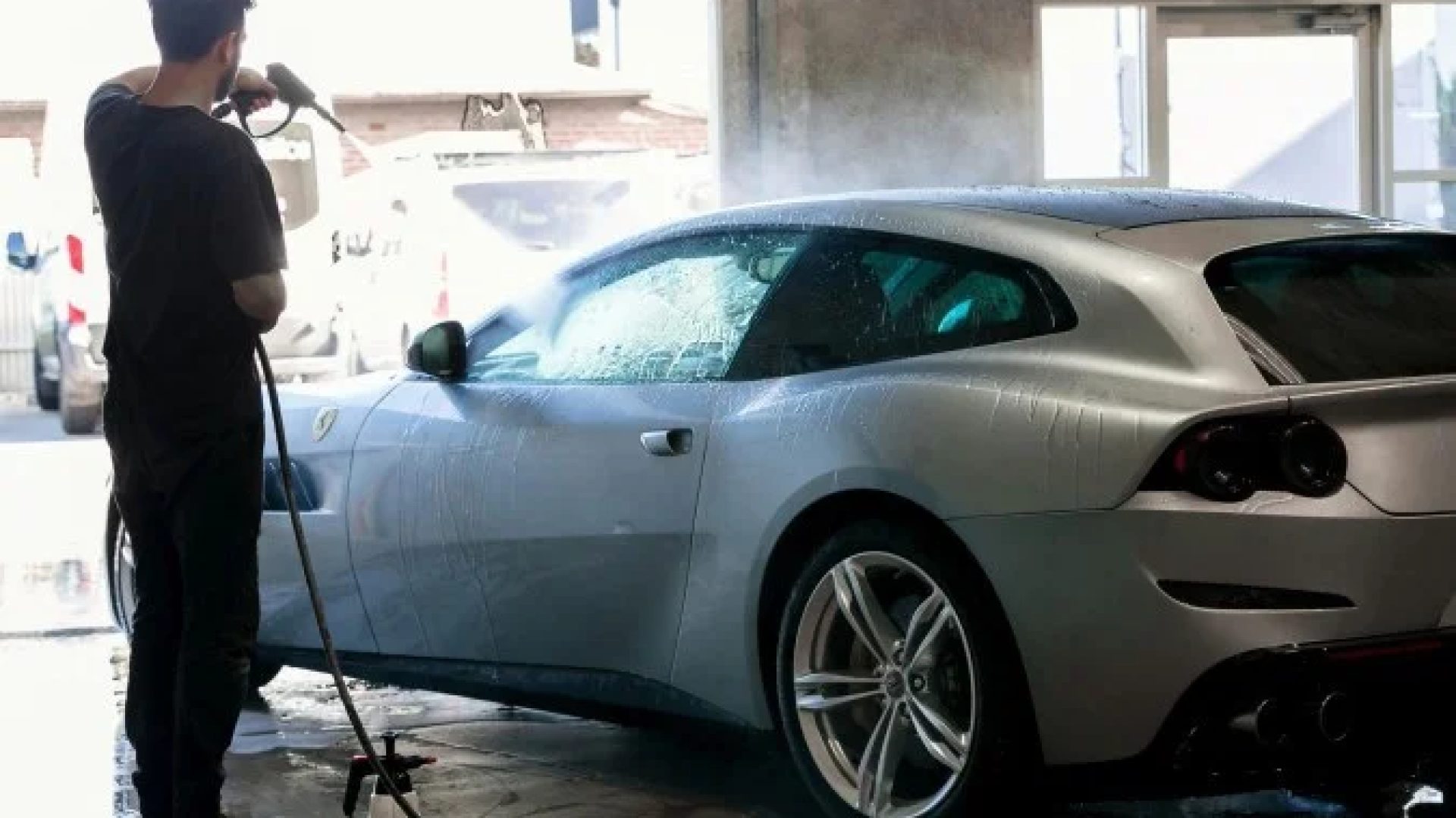 Vítima estava em um estabelecimento de lava-jato automotivo quando foi assassinada -  (crédito: Unsplash)