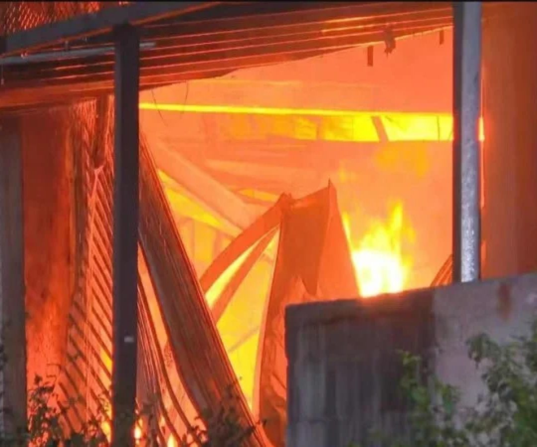 Bombeiros combatem incêndio que atinge Ceasa, em Irajá  -  (crédito: Reprodução/Redes sociais)