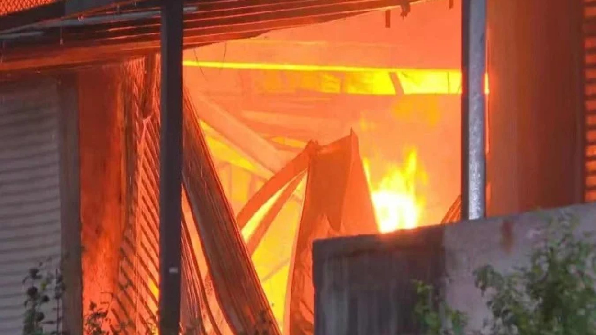 Bombeiros combatem incêndio que atinge Ceasa, em Irajá  -  (crédito: Reprodução/Redes sociais)