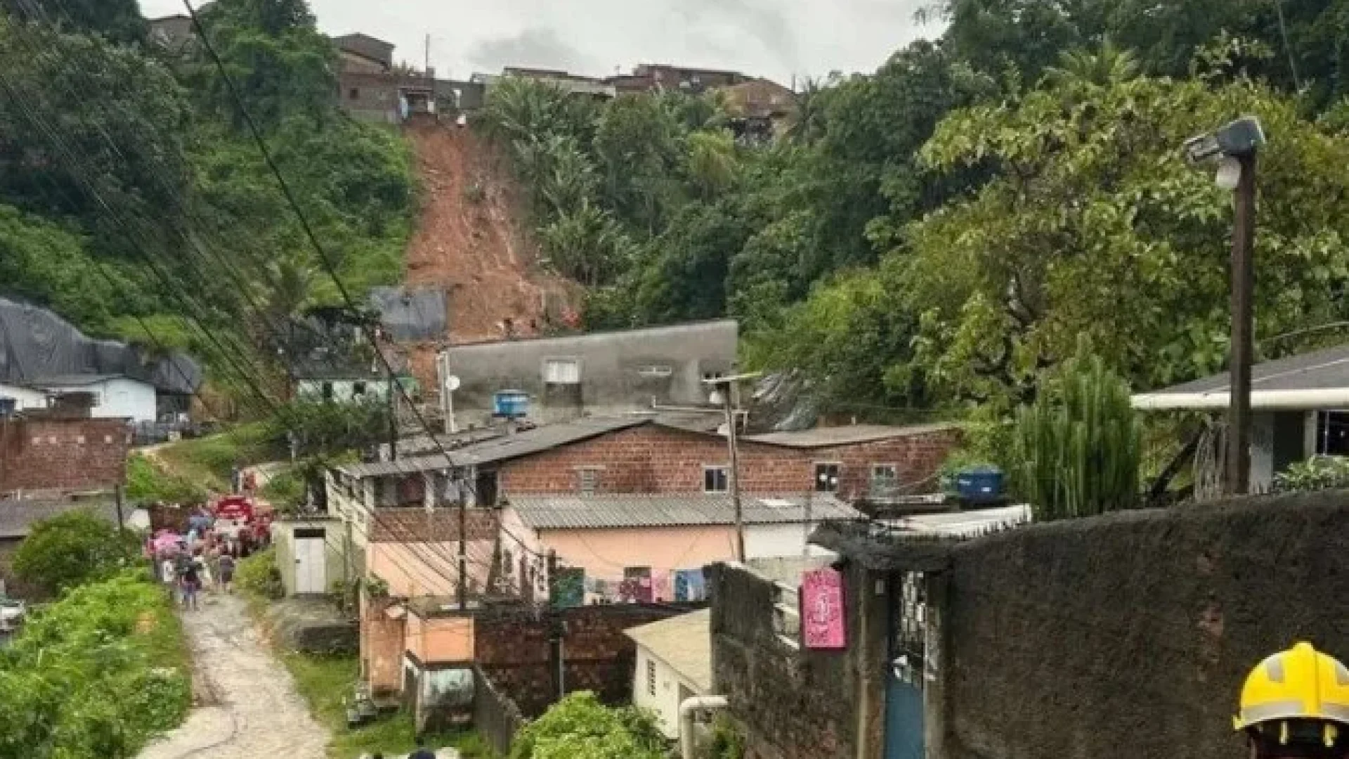 Equipes de resgate atuam nos deslizamentos registrados na Região Metropolitana de Recife, uma das mais afetadas pelos temporais no Nordeste -  (crédito:  Governo de Pernambuco/Divulgação)