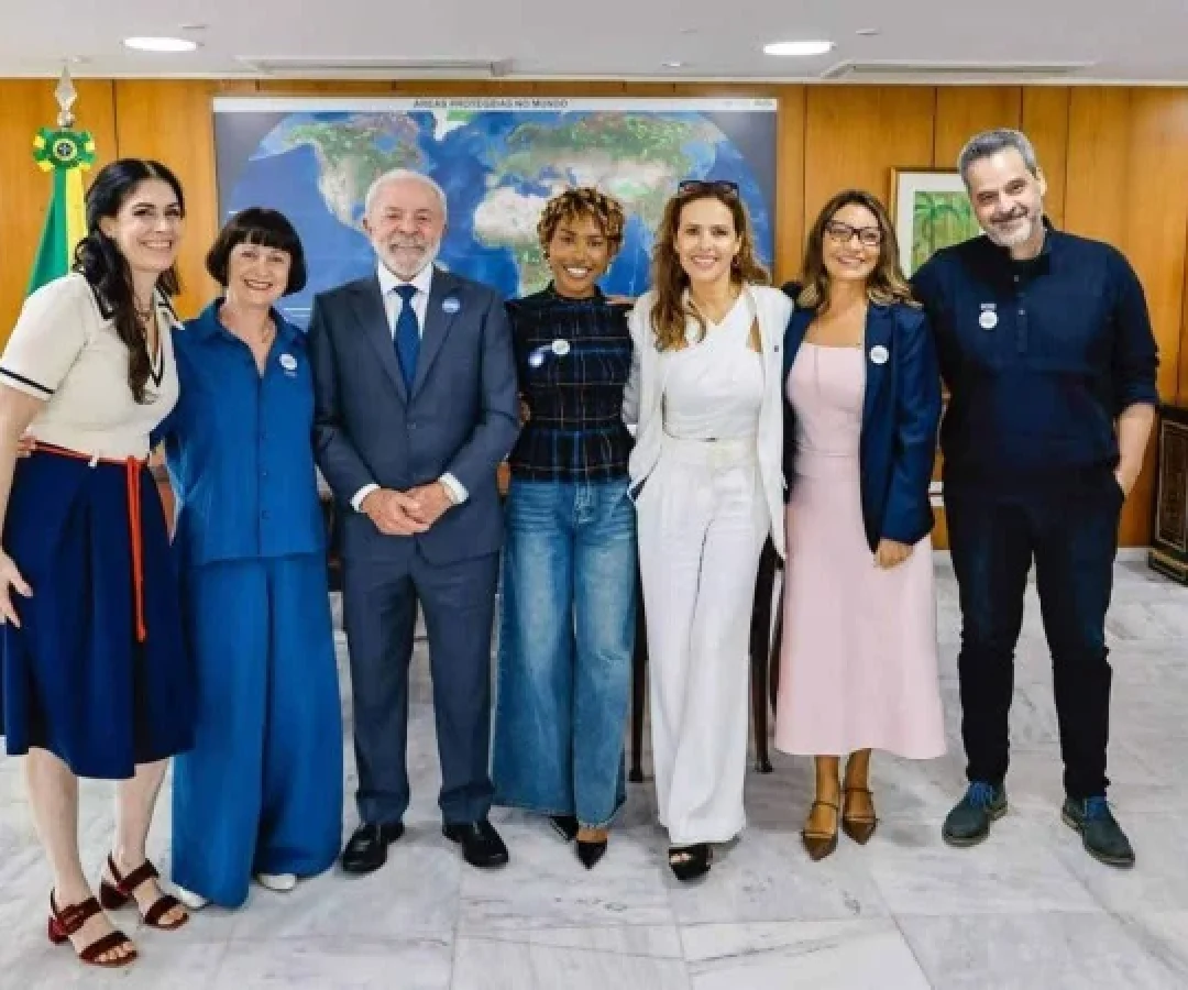 O presidente Luiz Inácio Lula da Silva e a primeira-dama Janja posam ao lado dos artistas Ebony, Leona Cavalli, Paula Lavigne, Bruno Garcia e Zezé Polessa durante a cerimônia de lançamento do Pacto Nacional Brasil de Enfrentamento ao Feminicídio, nesta quarta-feira (4), no Palácio do Planalto, em Brasília -  (crédito: Divulgação)