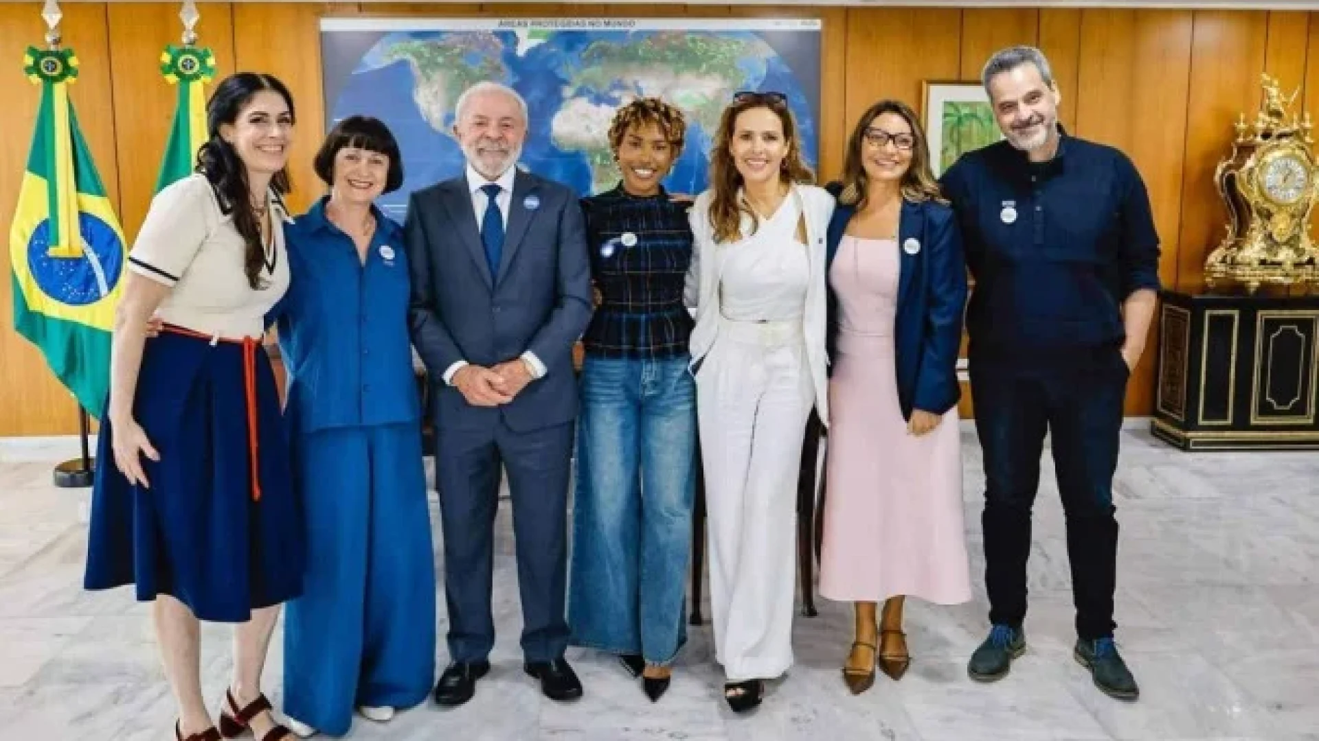 O presidente Luiz Inácio Lula da Silva e a primeira-dama Janja posam ao lado dos artistas Ebony, Leona Cavalli, Paula Lavigne, Bruno Garcia e Zezé Polessa durante a cerimônia de lançamento do Pacto Nacional Brasil de Enfrentamento ao Feminicídio, nesta quarta-feira (4), no Palácio do Planalto, em Brasília -  (crédito: Divulgação)