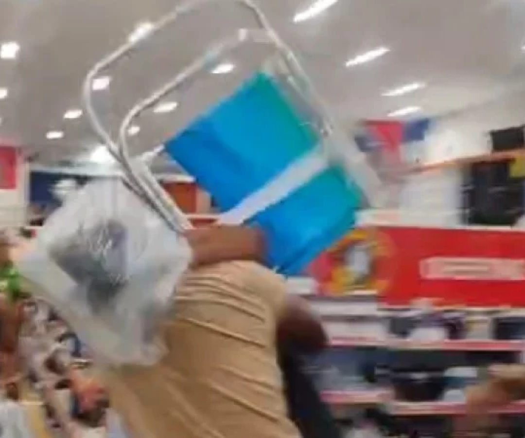 Homens brigam por oferta de cadeiras de praia em Juiz de Fora durante promoção da Black Friday -  (crédito: Reprodução)