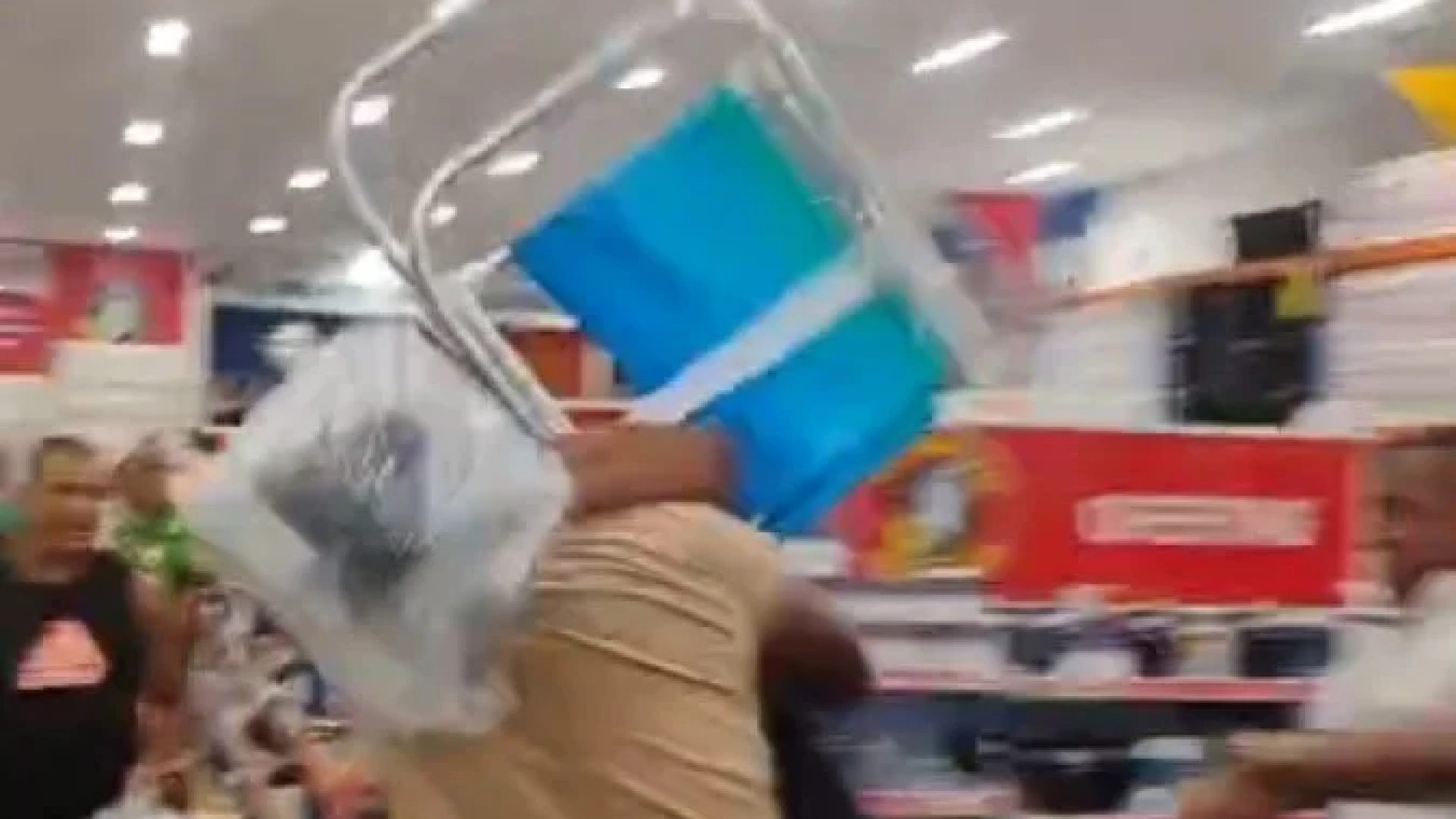 Homens brigam por oferta de cadeiras de praia em Juiz de Fora durante promoção da Black Friday -  (crédito: Reprodução)