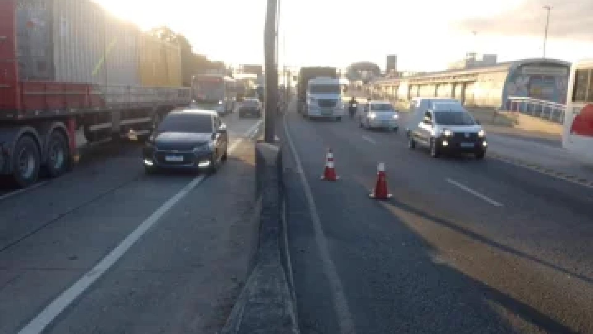 Parte da Avenida Brasil ainda permanece fechada -  (crédito: Divulgação/PMRJ)