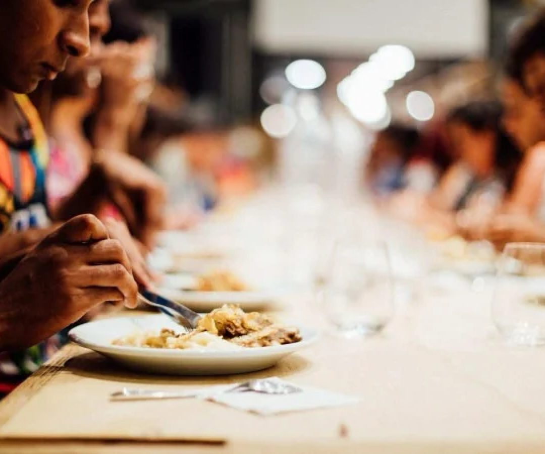 Projeto Gastromotiva: cozinha solidária forma alunos e distribui refeições -  (crédito: Divulgação/ Angelo Dal Bó)