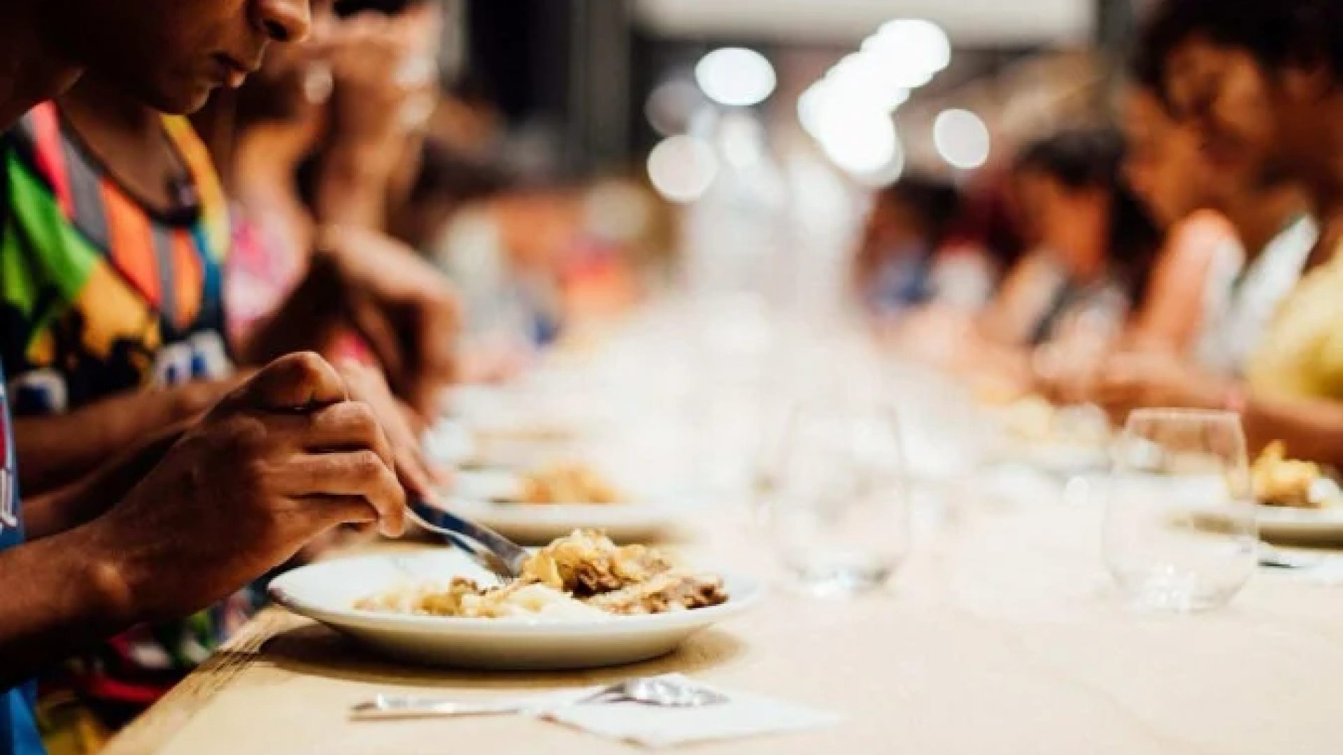 Projeto Gastromotiva: cozinha solidária forma alunos e distribui refeições -  (crédito: Divulgação/ Angelo Dal Bó)