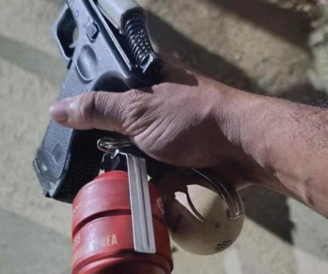 Granadas e réplica de revólver foram apreendidos e o suspeito foi preso em flagrante em Governador Valadares (MG) -  (crédito: PMMG/Divulgação)